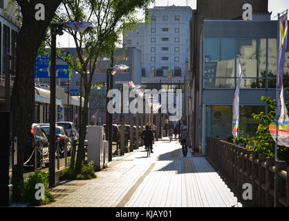 Akita, Japan - 17. Mai 2017. Menschen gehen auf die Straße in der Innenstadt in Akita, Japan Akita ist ein großer Präfektur am japanischen Meer Küste im nördlichen Stockfoto