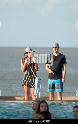 Junges Paar stehend durch die Lagune in Cairns, Far North Queensland, FNQ, QLD, Australien Stockfoto