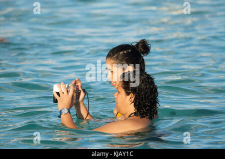 Zwei Frauen aus dem Wasser nehmen, die Lagune, Cairns, Far North Queensland, FNQ, QLD, Australien Stockfoto