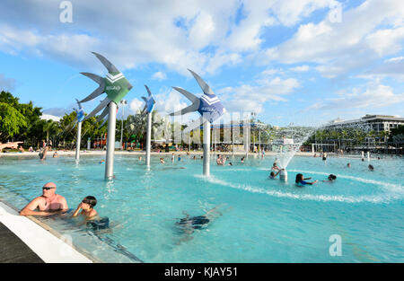 Menschen entspannend in der Lagune auf der Esplanade, Cairns, Far North Queensland, FNQ, QLD, Australien Stockfoto