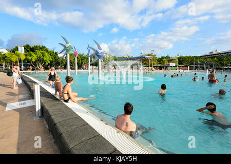 Menschen entspannend in der Lagune auf der Esplanade, Cairns, Far North Queensland, FNQ, QLD, Australien Stockfoto