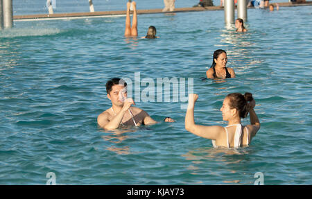 Ein chinesisches Paar tanzen im Wasser während einer Klasse von Aqua Zumba an der Lagune auf der Esplanade, Cairns, Far North Queensland, FNQ, QLD, Australien Stockfoto