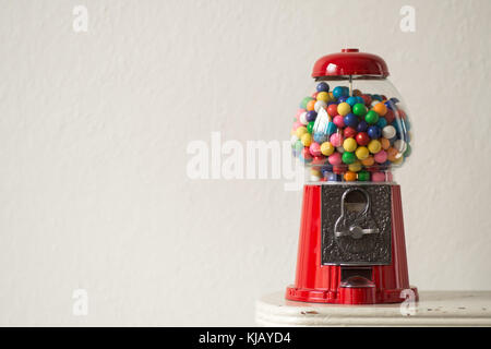 Antike Red Gum-ball Maschine Stockfoto