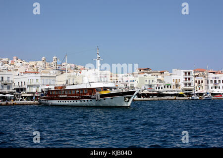 Ein Schiff in den Hafen von Montevideo, Syros, Kykladen Stockfoto