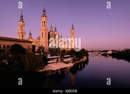 Tolle Abendansicht der Pilar Kathedrale in Zaragoza, Spanien Stockfoto