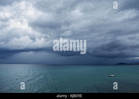 Dark sky bei stürmischem Wetter mit riesigen schweren Wolken über dem Meer Stockfoto