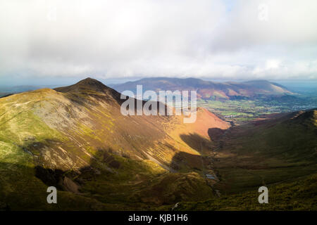 Die Aussicht von Aal Crag in Richtung Grisedale Hecht und das Skiddaw, Lake District, Cumbria, Großbritannien Stockfoto