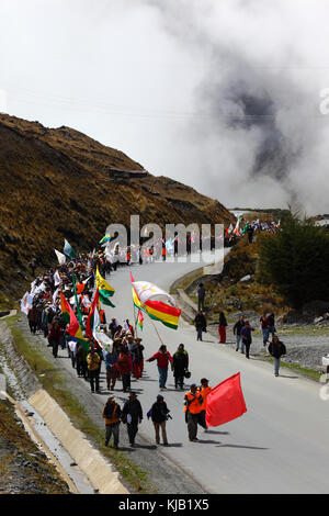 Die VIII März in Verteidigung der TIPNIS (die linke Trinidad am 15. August 2011) in Richtung La Cumbre am Tag zuvor in La Paz, Bolivien Ankunft steigt Stockfoto