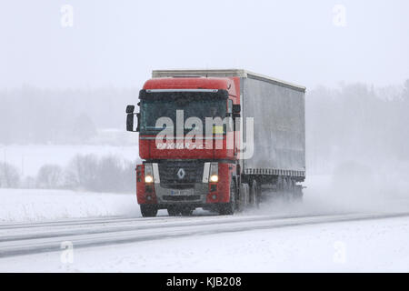 Salo, Finnland - 24. Februar 2017: red Renault Magnum semi truck transportiert die Güter bei starkem Schneefall im Süden Finnlands. Stockfoto