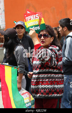 Eine Frau begrüßt die VIII März in Verteidigung der TIPNIS, die Trinidad am 15. August 2011 Links, wie es in La Paz, Bolivien kommt Stockfoto