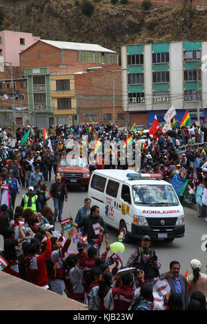 Menschenmassen willkommen Die VIII März in Verteidigung der TIPNIS, die Trinidad am 15. August 2011 Links, wie es in La Paz, Bolivien kommt Stockfoto