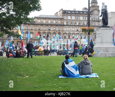 GLASGOW, Schottland - 19. SEPTEMBER 2015: Zwei Unterstützer in eine Pause von der einjährigen Jahrestag schottische Unabhängigkeit Abstimmung Rallye. Stockfoto