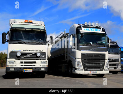 Turku, Finnland - 12 April 2014: Volvo fh Nutzfahrzeuge verschiedener Generationen in einer Reihe.fh steht für Vorwärts- hohe Eintrag in dem Nummern bezeichnen Stockfoto