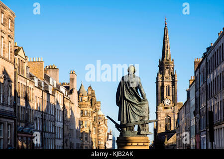 Blick auf die Statue von Adam Smith auf der Royal Mile in der Altstadt von Edinburgh, Schottland, Vereinigtes Königreich. Stockfoto