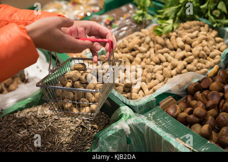 Obst im Supermarkt. Kauf Erdnüsse im Shop. kleinen Korb. Stockfoto