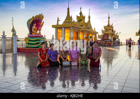 Myanmar. Mon-Status. Mawlamyin (Moulmein). Frauen posieren bei der Pagode Paya Kyaik Than lan (Kyaikthanlan) Stockfoto