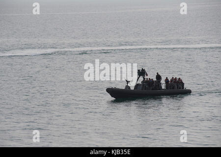 US-FUHRPARK 5. BETRIEBSBEREICH (NOV 09, 2017) EIN Schlauchboot mit starrem Rumpf, das von Matrosen betrieben wird, die der Assault Craft Unit 1 zugeordnet sind, manövriert in der Nähe des Amphibiendocks USS Pearl Harbor (LSD 52). Pearl Harbor wird im 5. Flottenbereich der USA eingesetzt, um die Sicherheit im Seeverkehr zu unterstützen, um Verbündete und Partner zu beruhigen und die Freiheit der Schifffahrt und den freien Handel in der Region zu bewahren. (USA Navy Foto von Mass Communication Specialist 3rd Class Logan C. Kellums/veröffentlicht) Stockfoto