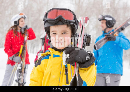 Portrait von lächelnden Kaukasischen Junge mit Ski Stockfoto