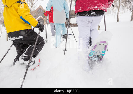 Ansicht der Rückseite des Kaukasischen Familie Schneeschuhwandern Stockfoto