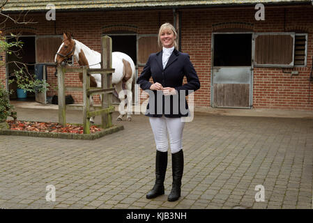 Elegant gekleideter Reiter mit Knopf an einer dunkelblauen Reitjacke, November 2017 Stockfoto