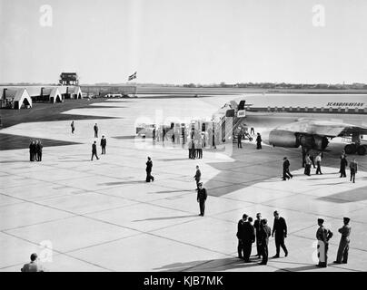 Flughafen Kastrup CPH, Kopenhagen. Inauugural 1960 04 30. Auf der Luftseite, an der Plattform. SAS-DC 8 33 Dan Viking, OY KTA (1) Stockfoto