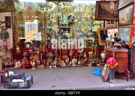 Straße Markt mit Bric-a-brac, Antiquitäten und Sammlerstücke in Monastiriaki im Zentrum von Athen, Griechenland Stockfoto