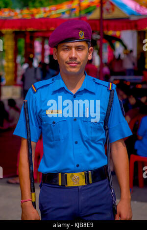 KATHMANDU, NEPAL – 4. SEPTEMBER 2017: Porträt einer Garde der nepalesischen Armee, die sich vor der Tür des Bindabasini-Tempels posiert Stockfoto