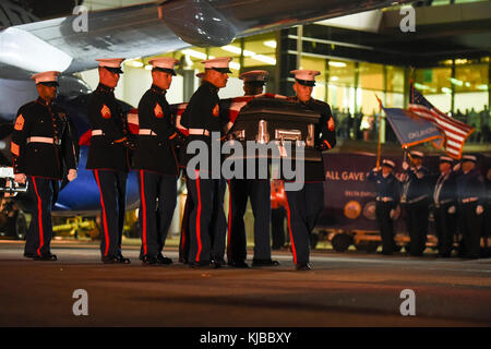 Eine Marine Corps tragen Team überträgt die Überreste von Marine Pvt. Vernon Paul Keaton November 14, 2017, Will Rogers World Flughafen, Oklahoma City, Oklahoma. Keaton war Dez. 7, 1941 getötet, während der japanische Angriff auf Pearl Harbor, Hawaii. Marines von Rakete Akku F, 2.Bataillon, 14 Marine Regiment, 4 Marine Division, im Marine Corps Reserve Center in Oklahoma City zur Verfügung gestellt, um die team- und Ehrungen und wurden durch eine Flagge Detail aus der Abteilung für Innere Sicherheit/Transportation Security Administration trat in den Hintergrund. (U.S. Air Force Foto/Greg L. Davis) Stockfoto