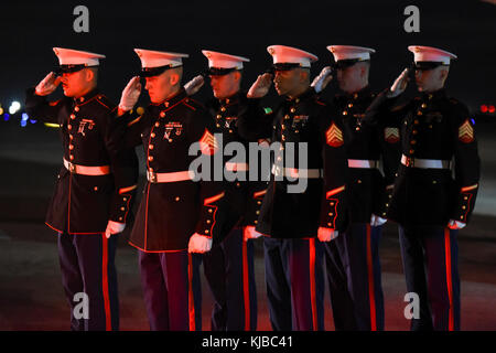 Rotes Licht taucht die Gesichter der Marines von Rakete Akku F, 2.Bataillon, 14 Marine Regiment, 4 Marine Division, wie sie der Leichenwagen, die Reste des Marine Corps Pvt begrüssen. Vernon Paul Keaton November 14, 2017, Will Rogers World Flughafen, Oklahoma City, Oklahoma. Keaton war Dez. 7, 1941 getötet, und seine sterblichen Überreste wurden vor kurzem Positiv durch das Verteidigungsministerium identifiziert und kehrte nach Oklahoma für internierung. (U.S. Air Force Foto/Greg L. Davis) Stockfoto