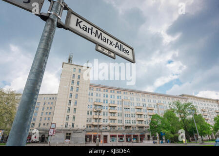 Berlin Karl Marx Allee, Blick auf ein Straßenschild in der Karl Marx Allee im ehemaligen kommunistischen Ostteil Berlins. Stockfoto