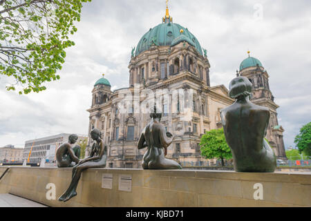 Der Berliner Dom, der Blick auf den Berliner Dom mit der Bronzestatue Gruppe mit dem Titel drei Mädchen und ein Junge im Vordergrund, Mitte, Deutschland Stockfoto