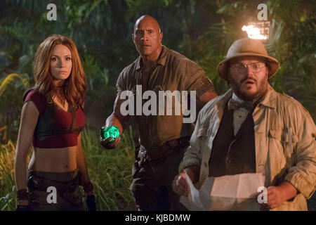 ERSCHEINUNGSDATUM: 20. Dezember 2017 TITEL: Jumanji: Willkommen im Jungle STUDIO: Columbia Pictures DIRECTOR: Jake Kasdan PLOT: Vier Teenager entdecken eine alte Videospielkonsole und werden buchstäblich in die Dschungeleinstellung des Spiels hineingezogen und werden zu den erwachsenen Avataren, die sie wählen. Hauptdarsteller: Karen GILLAN als Ruby Roundhouse, DWAYNE JOHNSON als Dr. Smolder Bravestone, JACK BLACK als Professor Shelly Oberon. (Bild: © Columbia Pictures/Entertainment Pictures) Stockfoto