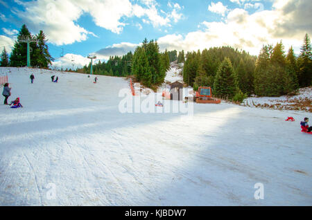 Familie viel Spaß mit Ski Fahrzeuge bei pertouli Ski Center, Trikala, Griechenland am 27. Dezember 2016. Stockfoto