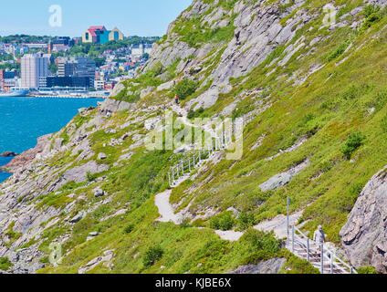 North Head Trail ein schmaler Pfad rund um den Signal Hill mit St John's im Hintergrund, St. John's, Neufundland, Kanada Stockfoto