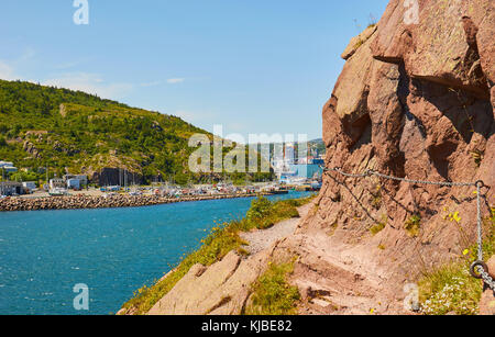 North Head Trail ein schmaler Pfad rund um den Signal Hill mit St John's im Hintergrund, St. John's, Neufundland, Kanada Stockfoto