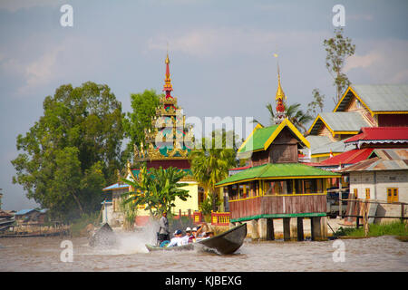 Touristen fahren mit Motorbooten über Inle See in Myanmar Inle See ist eine wichtige touristische Attraktion im Shan Staat. Stockfoto