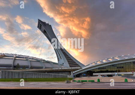 Die Montrealer Olympiastadion und Turm bei Sonnenuntergang. Es ist der höchste schiefe Turm der Welt. Tour Olympique steht 175 Meter hoch und in einem 45-degre Stockfoto