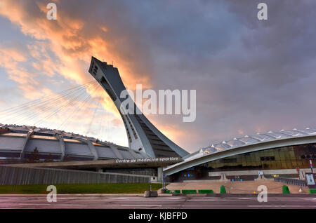 Die Montrealer Olympiastadion und Turm bei Sonnenuntergang. Es ist der höchste schiefe Turm der Welt. Tour Olympique steht 175 Meter hoch und in einem 45-degre Stockfoto