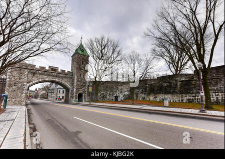 Saint Louis Tor in Québec, Kanada. in Kanada, die Stadtmauern von Quebec City sind nur noch die befestigte Stadt Wände in Nordamerika North Stockfoto