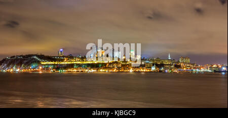 Blick auf die Stadt Quebec von Levis in der Dämmerung mit der berühmten Burg Frontenac, ein Hotel, das die Skyline und die Stadtmauer, die das alte dominiert Stockfoto