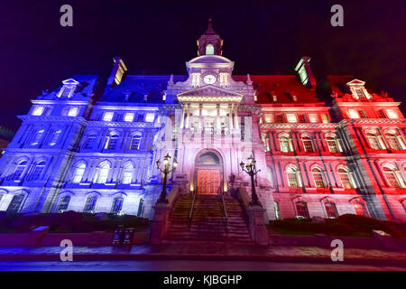 Hauptgebäude des Rathaus in der Altstadt von Montreal, in den Farben der Frankreich beleuchtet, Blau, Weiß und Rot. Stockfoto