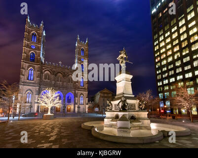 Maisonneuve Monument und Notre dome Basilika in der Place d'Armes in Montreal, Quebec, Kanada in der Nacht. Stockfoto