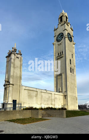 Ein Blick auf Montreal Clock Tower (Tour de l'horloge) während des Tages. Stockfoto