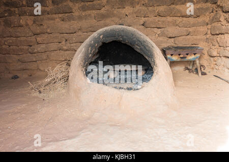 Traditionelle marokkanische Erde Backofen aus Sandstein in einem Berber Haus in der Sahara, Marokko, Afrika. Stockfoto