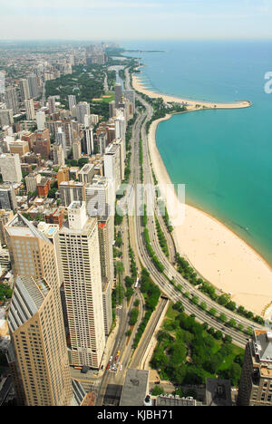 Chicago, Illinois in den Vereinigten Staaten. Die Skyline der Stadt mit dem Lake Michigan und Gold Coast Historic District, Nordseite und Lincoln Park. Stockfoto