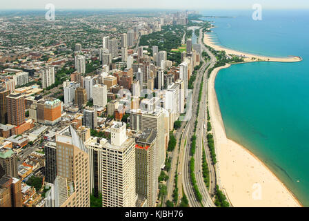 Chicago, Illinois in den Vereinigten Staaten. Die Skyline der Stadt mit dem Lake Michigan und Gold Coast Historic District, Nordseite und Lincoln Park. Stockfoto