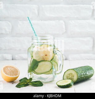 Infundiert detox Wasser mit Gurke, Zitrone und Minze Stockfoto