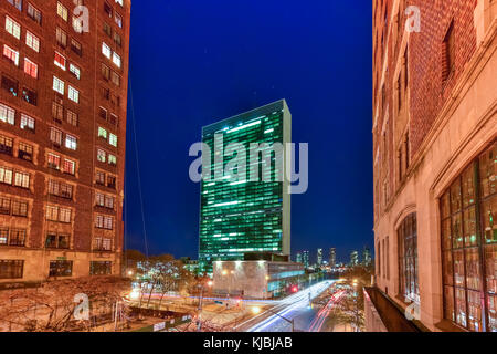 Un-Sekretariat der Vereinten Nationen Wolkenkratzer in der Nacht von Tudor City in Manhattan, New York. Stockfoto