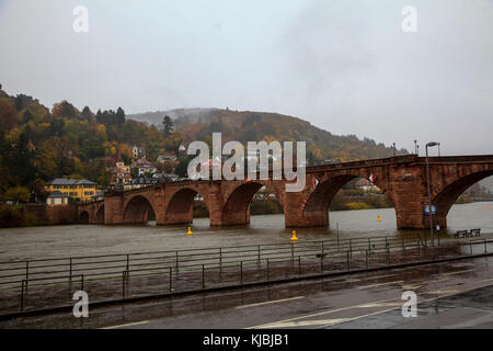 Karl-Theodor-Brücke, allgemein bekannt als die alte Brücke ist eine Steinbrücke in Heidelberg, überqueren den Neckar. Stockfoto