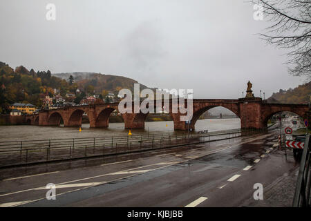 Karl-Theodor-Brücke, allgemein bekannt als die alte Brücke ist eine Steinbrücke in Heidelberg, überqueren den Neckar. Stockfoto